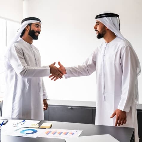 अरब लोग व्यवसायिक सौदा कर रहे हैं