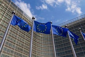 हवा में लहराते हुए यूरोपीय संघ के झंडे।