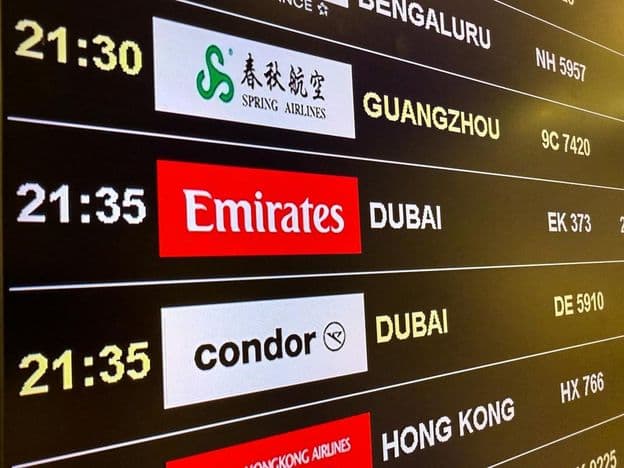 एक हवाई अड्डे पर प्रस्थान बोर्ड।