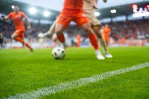 स्टेडियम में फुटबॉल मैदान के घास और साइडलाइन
