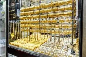 गोल्ड मार्केट में आभूषण की दुकान की प्रदर्शन विंडो